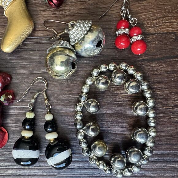 Christmas Costume Jewelry Lot of 18 Vintage to Modern Brooches Earrings Holidays - Picture 11 of 16